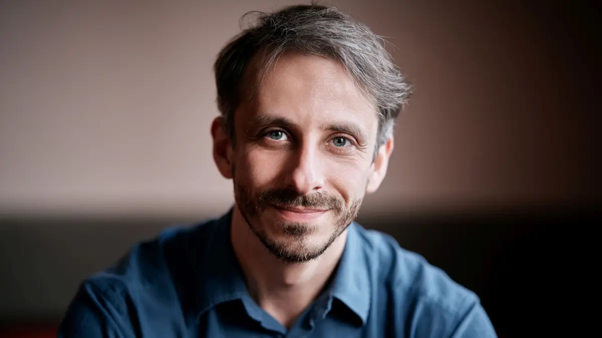 SWR Vokalensemble: Benjamin Goodson dirigiert das SWR Vokalensemble.