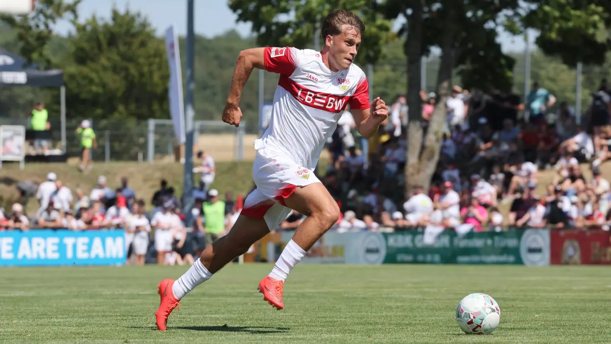 Fußball FSV Hollenbach vs. VfB Stuttgart: BAU // 25.07.2026, Deutschland, Hollenbach, Fußball Bundesliga, Saison 2026/2027, Testspiel, Freundschaftsspiel,
„JAKO-Testspiel“, FSV Hollenbach vs. VfB Stuttgart, Christopher Olivier ( VfB )
