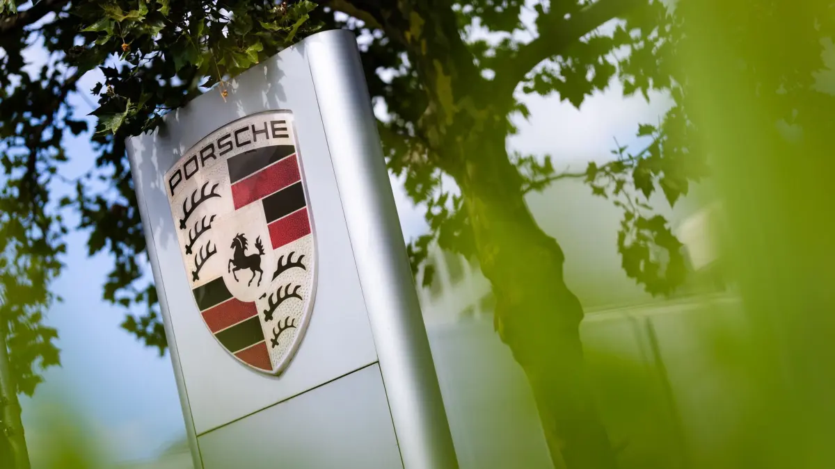 Porsche Werk Zuffenhausen: 27.07.2025, Baden-Württemberg, Stuttgart: Das Porsche Logo ist vor einem Gebäude am Firmensitz in Stuttgart-Zuffenhausen zu sehen. Foto: Christoph Schmidt/dpa +++ dpa-Bildfunk +++
