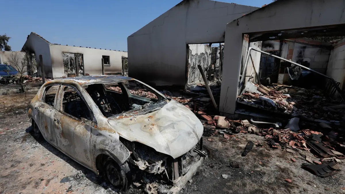 Waldbrände in Frankreich: 27.07.2026, Frankreich, Le Porge: Ein ausgebranntes Auto und ein niedergebranntes Haus, nachdem in dem Dorf Le Porge Waldbrände gewütet haben. Foto: Baz Ratner/AP/dpa +++ dpa-Bildfunk +++