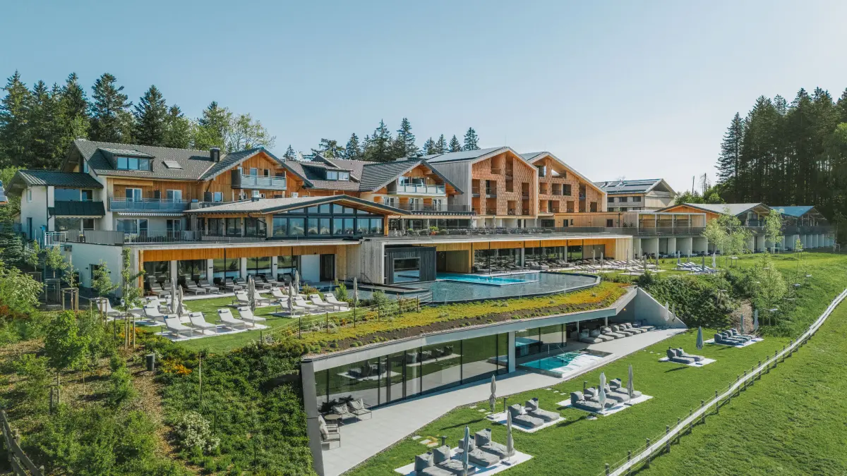 Eingebettet in die eindrucksvolle Naturkulisse des südlichen Allgäus wird das PANORAMA Allgäu-Spa-Resort zum perfekten Rückzugsort für Erholung, Genuss und unvergessliche Wohlfühlmomente.