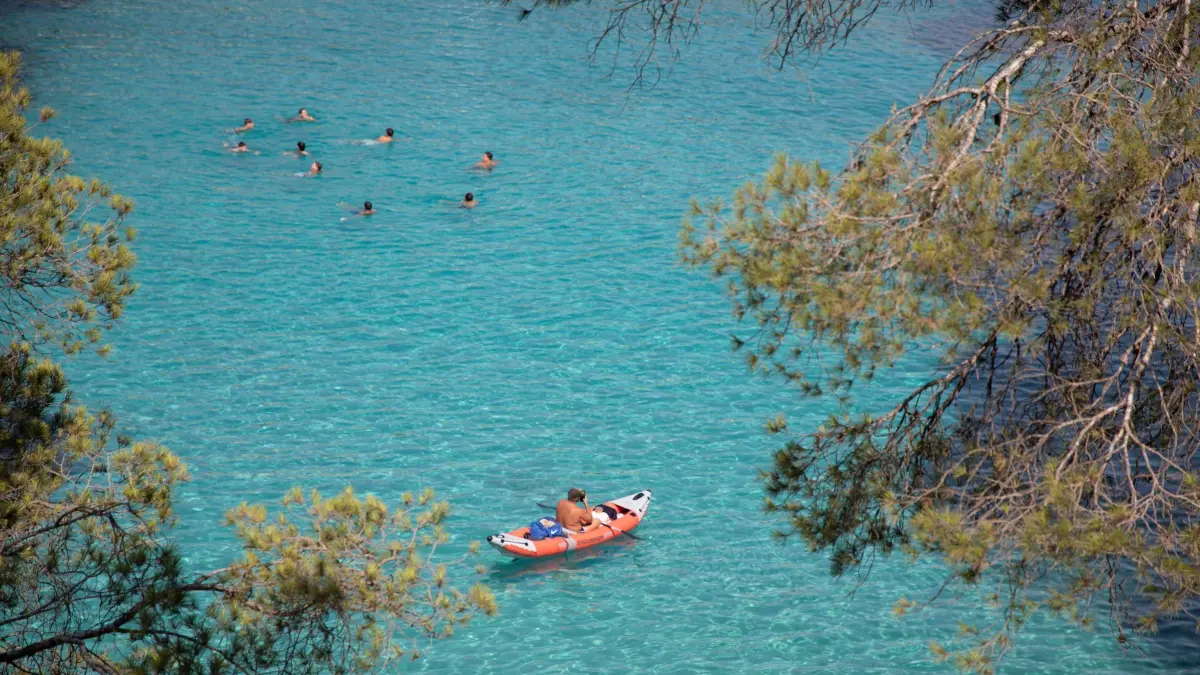 Sonne und Meer - Traumziel Mallorca: ARCHIV - 09.07.2026, Spanien, Calvia: Besucher genießen das Meer am Strand von Portals Vells auf Mallorca (zu dpa: «Himmel und Meer: Warum die Farbe Blau uns glücklich macht») Foto: Clara Margais/dpa +++ dpa-Bildfunk +++