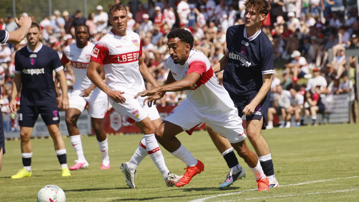 Vor eindrucksvoller Kulisse spielt Bundesligist VfB Stuttgart (weiß) beim Verbandsligisten FSV Hollenbach. Hier dribbelt Tiago Tomas in Richtung Hollenbacher Strafraum.