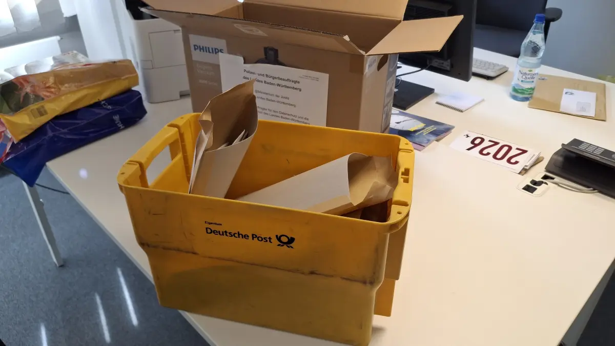 Die Postkiste des Amtsgerichts Rottenburg in unserer Redaktion