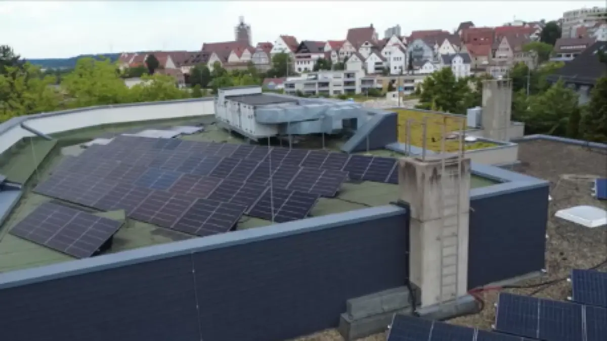 Auf dem Dach des Hauses der Begegnung in Leonberg gibt es jetzt eine neue Phtovoltaikanlage. Im Hintergrund die Leonberger Stadtkirche.