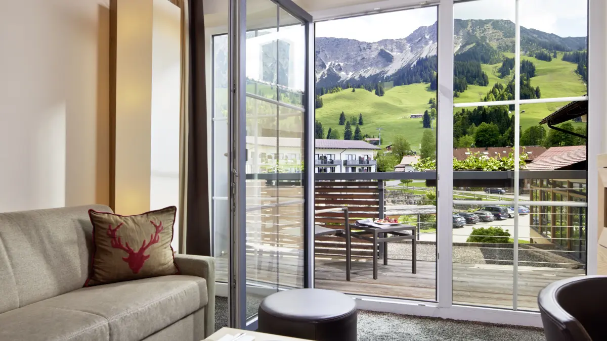Die stilvoll eingerichteten Doppelzimmer verbinden alpinen Charme mit modernem Komfort und begeistern mit einem herrlichen Blick auf die Allgäuer Bergwelt.