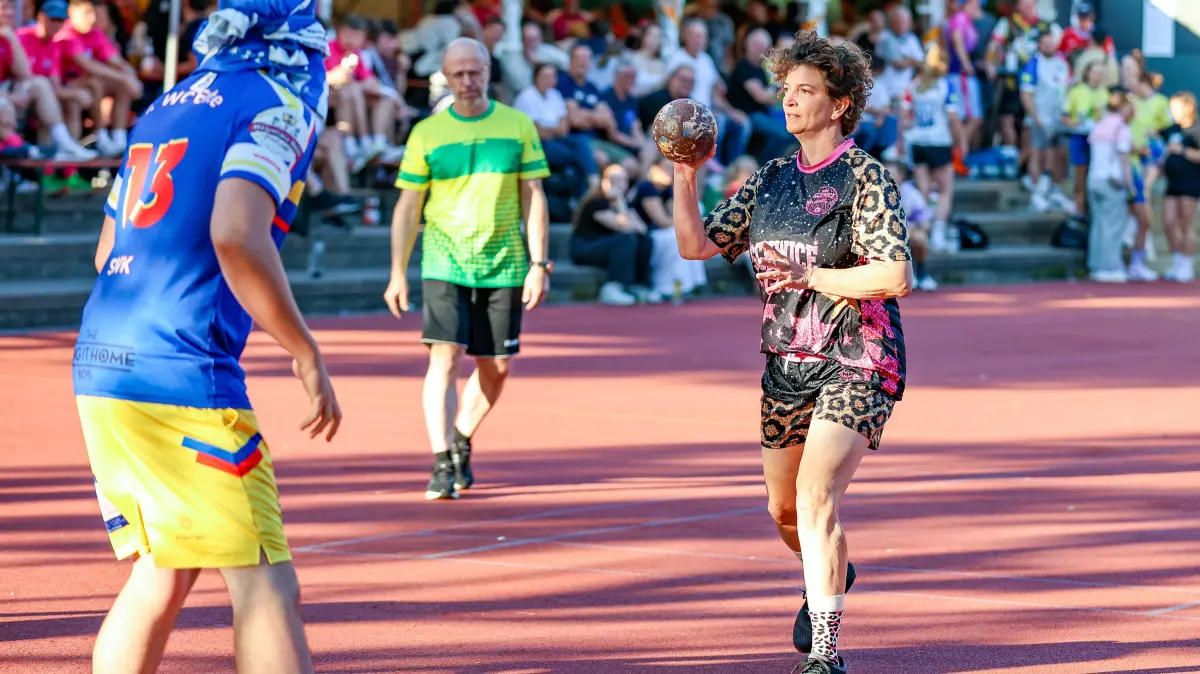 Handball, Ortsturnier TSV Schmiden, Kathrin Raiser von den Schwice Girls beim Wurf