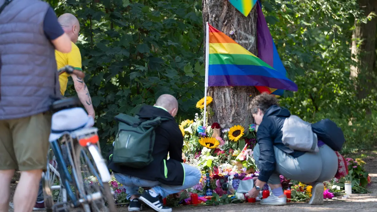 Nach dem Angriff auf CSD in Berlin: 27.07.2026, Berlin: Menschen trauern an in der Nähe des Tatorts. Im Tiergarten war am Rande des Christopher Street Day ein Mann mit einem Fahrzeug in eine Menschenmenge gefahren. Foto: Markus Lenhardt/dpa +++ dpa-Bildfunk +++