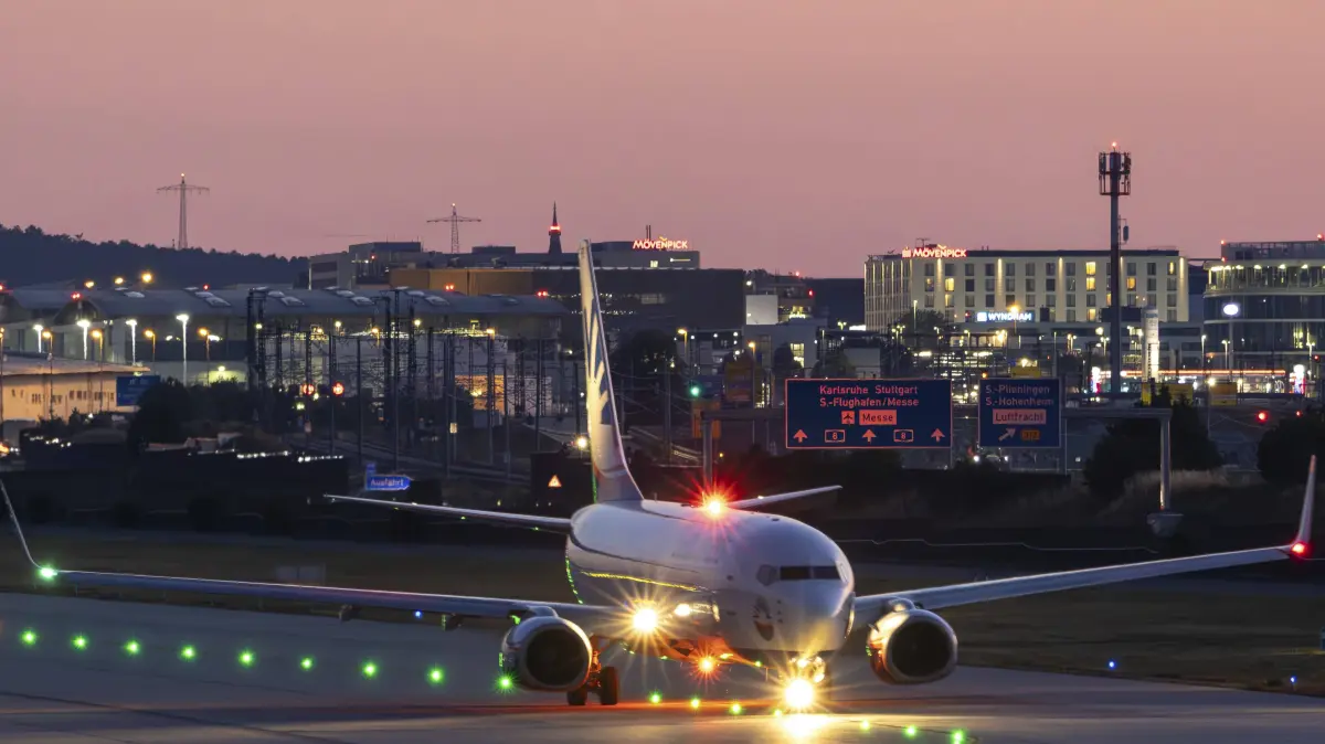 SunExpress Boeing beim Start in Richtung Türkei am Flughafen Stuttgart. Urlaub, Ferien, Sommer SunExpress Boeing taking off for Turkey from Stuttgart Airport. Vacation, vacation, summer Copyright: imageBROKER/DanielxKessler ibldlk18343939.jpg Bitte beachten Sie die gesetzlichen Bestimmungen des deutschen Urheberrechtes hinsichtlich der Namensnennung des Fotografen im direkten Umfeld der Veröffentlichung