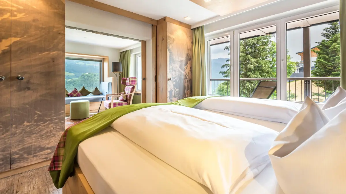 In der Gipfelstürmer-Suite hoch über dem Tal verbinden sich großzügiger Wohnkomfort, alpine Eleganz und erholsame Nächte mit einem Ausblick, der zum Träumen einlädt.