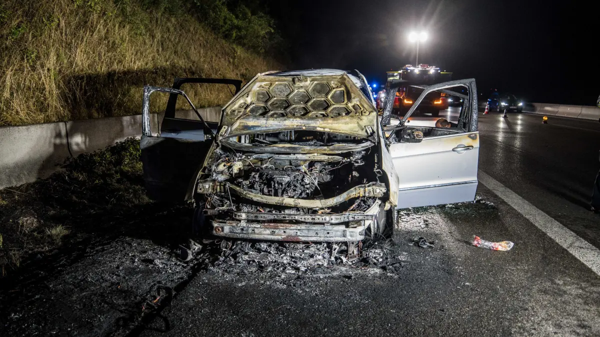 Am Sonntagabend gegen 21:00 Uhr kam es auf der A81 zwischen den Anschlussstellen Gaertringen und Ehningen in Fahrtrichtung Stuttgart zu einem Fahrzeugbrand.<br />
<br />
Nach Angaben der Feuerwehr stand der betroffene PKW beim Eintreffen der ersten Einsatzkraefte bereits in Vollbrand. Der Fahrer hatte waehrend der Fahrt eine Rauchentwicklung bemerkt und reagierte geistesgegenwaertig. Er lenkte sein Fahrzeug auf den Standstreifen und verliess den PKW rechtzeitig. Wenige Augenblicke spaeter stand das Fahrzeug in Flammen.<br />
<br />
Die Feuerwehr konnte den Brand zuegig unter Kontrolle bringen und loeschen. Zur Brandursache konnten die Einsatzkraefte vor Ort zunaechst keine Angaben machen. Der Fahrer blieb bei dem Vorfall unverletzt.<br />
<br />
Nach Aussage des Fahrzeuglenkers wurden bei dem Brand archaeologische Steine, die er im Fahrzeug transportierte, vollstaendig zerstoert.<br />
<br />
Fuer die Dauer der Loescharbeiten musste die A81 in Fahrtrichtung Stuttgart kurzfristig voll gesperrt werden. Dadurch bildete sich ein mehrere Kilometer langer Rueckstau. Im weiteren Verlauf konnte eine Fahrspur wieder fuer den Verkehr freigegeben werden.<br />
<br />
Der vollstaendig ausgebrannte PKW musste anschliessend abgeschleppt werden. Durch die enorme Hitzeentwicklung wurde zudem der Standstreifen beschaedigt. Dieser muss in den kommenden Tagen instand gesetzt beziehungsweise erneuert werden.<br />
<br />
Die Hoehe des entstandenen Sachschadens ist derzeit noch nicht bekannt. Die Ermittlungen zur Brandursache dauern an.