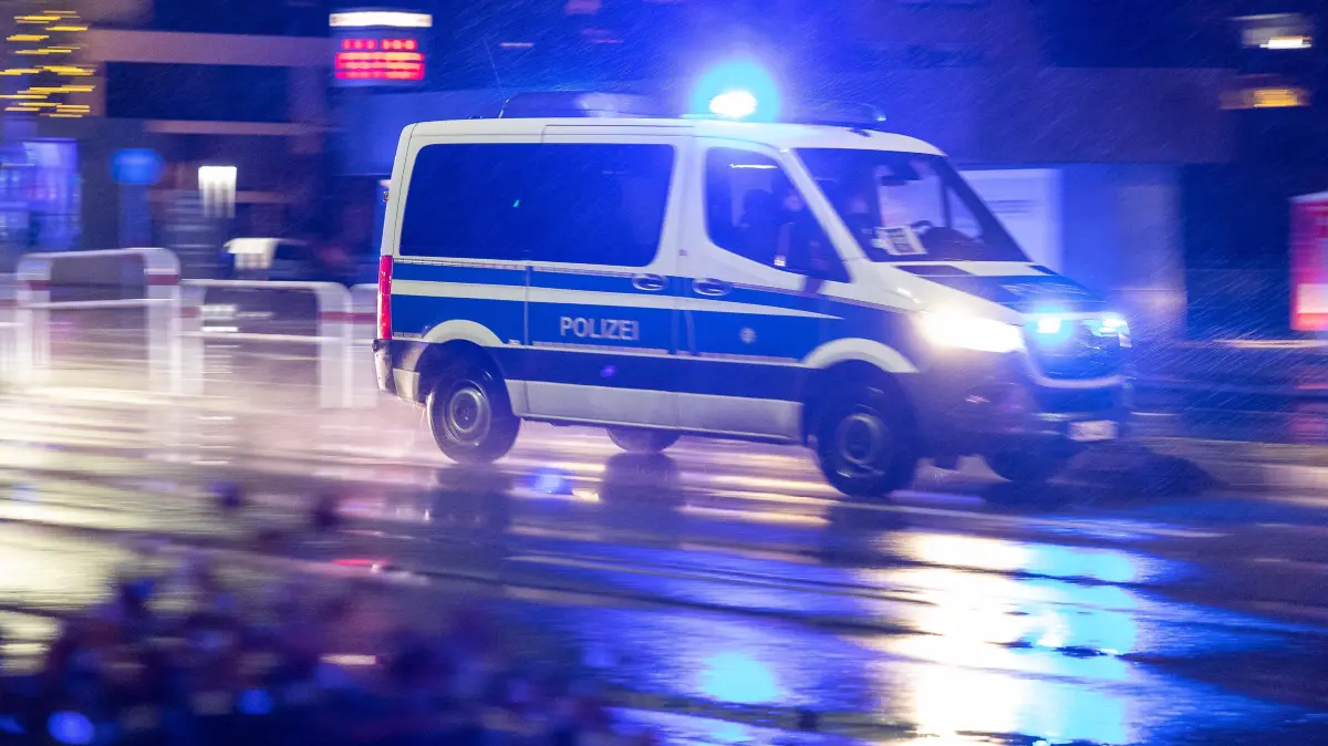 Ein Fahrzeug der Polizei-Hundertschaft faehrt im Regen mit Blaulicht durch die Reutlinger Innenstadt
Einige Gegner der Corona-Massnahmen versammelten sich trotz Verbot in der Reutlinger Innenstadt. Die Polizei war mit einem Grossaufgebot vor Ort. Insgesamt gab es 170 Personenkontrollen. Knapp 130 Personen erhielten einen Platzverweis und 15 wurden angezeigt. Foto: EIBNER/Duddek