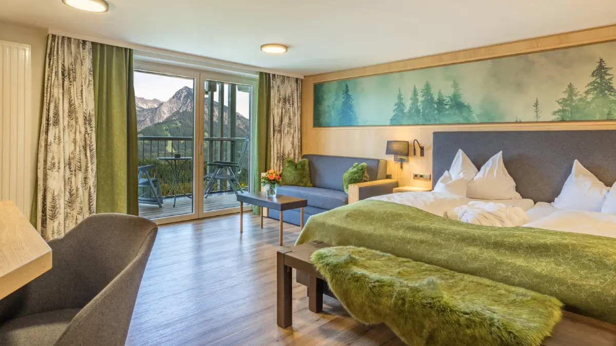 Die Zimmer und Suiten greifen Allgäuer Themen auf und verbinden regionale Geschichten mit modernem Komfort und individuellem Rückzugsgefühl.