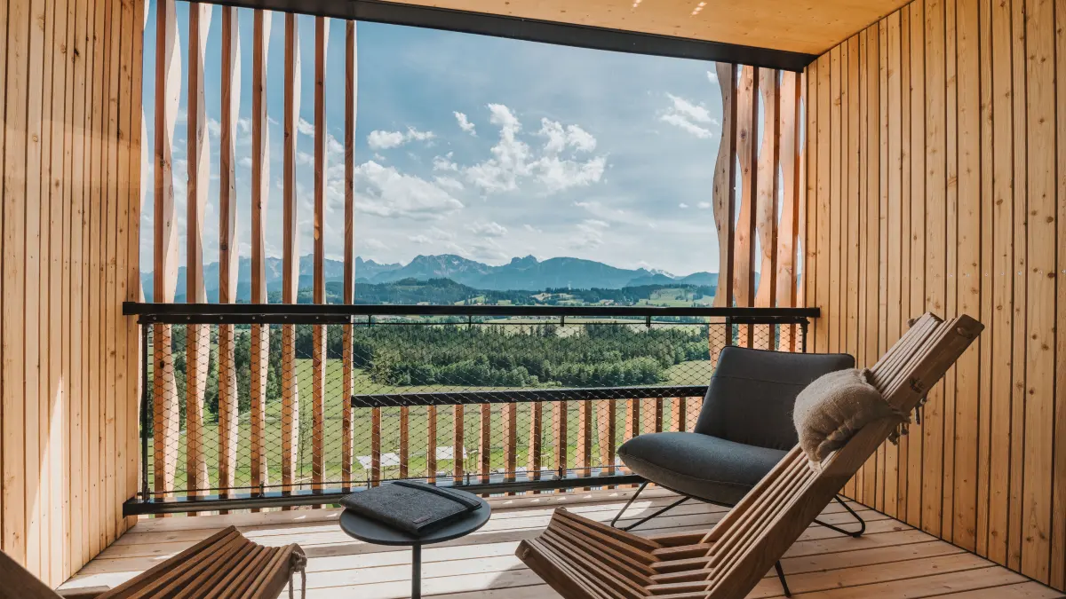 Moderne Berg-Zimmer und Suiten verbinden alpinen Charme mit stilvollem Design und bieten traumhafte Ausblicke auf die umliegende Berglandschaft.