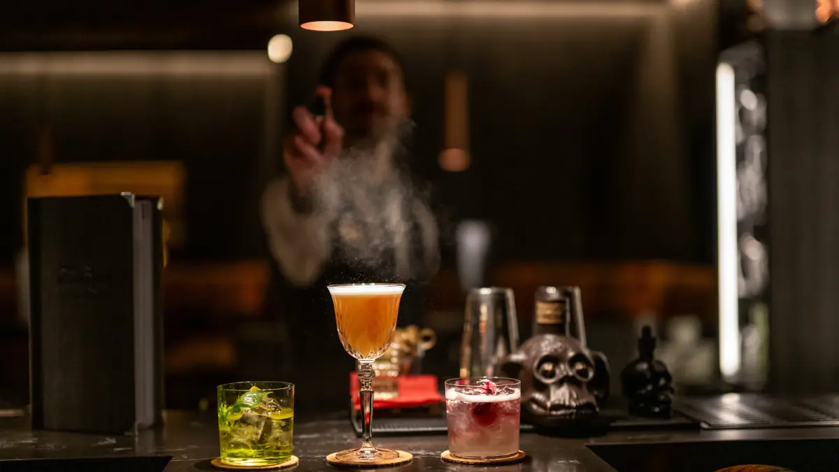 Barchef Giorgio verwöhnt die Gäste jeden Abend mit außergewöhnlichen Cocktails, kreativen Drinkkompositionen und einem feinen Gespür für besondere Genussmomente.