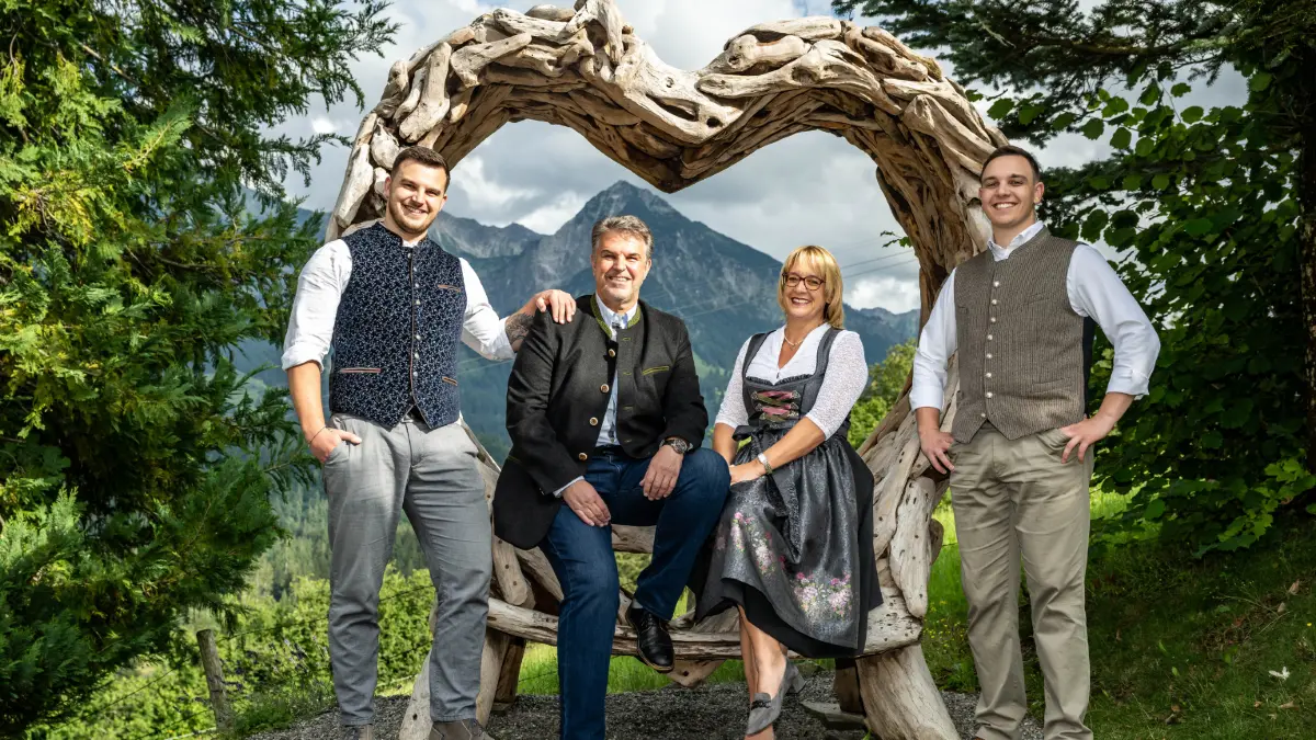 In mittlerweile vierter Generation führt die Familie Fischer-Schwegler das Tanneck und prägt das Haus mit persönlicher Gastfreundschaft, gewachsenen Werten und einem modernen Blick in die Zukunft.