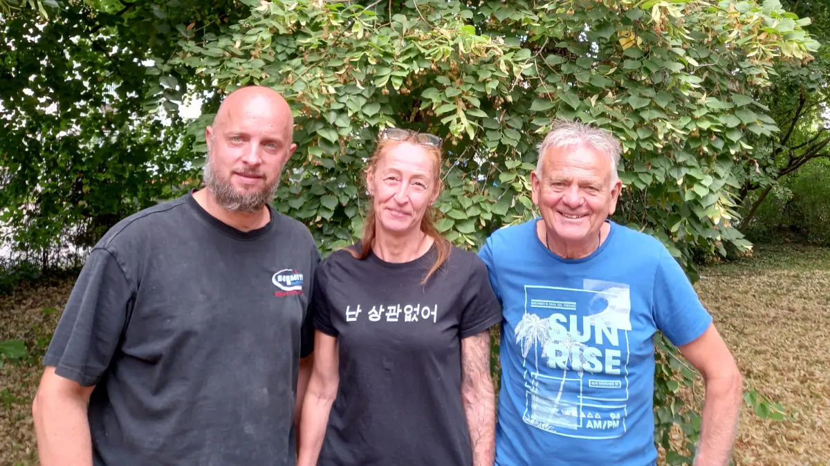 Hier steigt am Wochenende drei Tage lang der Sommerbiergarten: Markus und Melanie Schmitt mit Erwin Thieleke (rechts) stemmen zusammen mit anderen Familienmitgliedern eine besondere Veranstaltung.