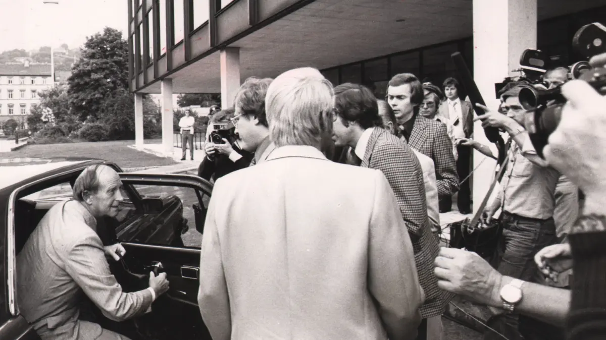 Hans Filbinger steigt aus seinem Mercedes 450 SEL. Kurz darauf verkündet er seinen Rücktritt.