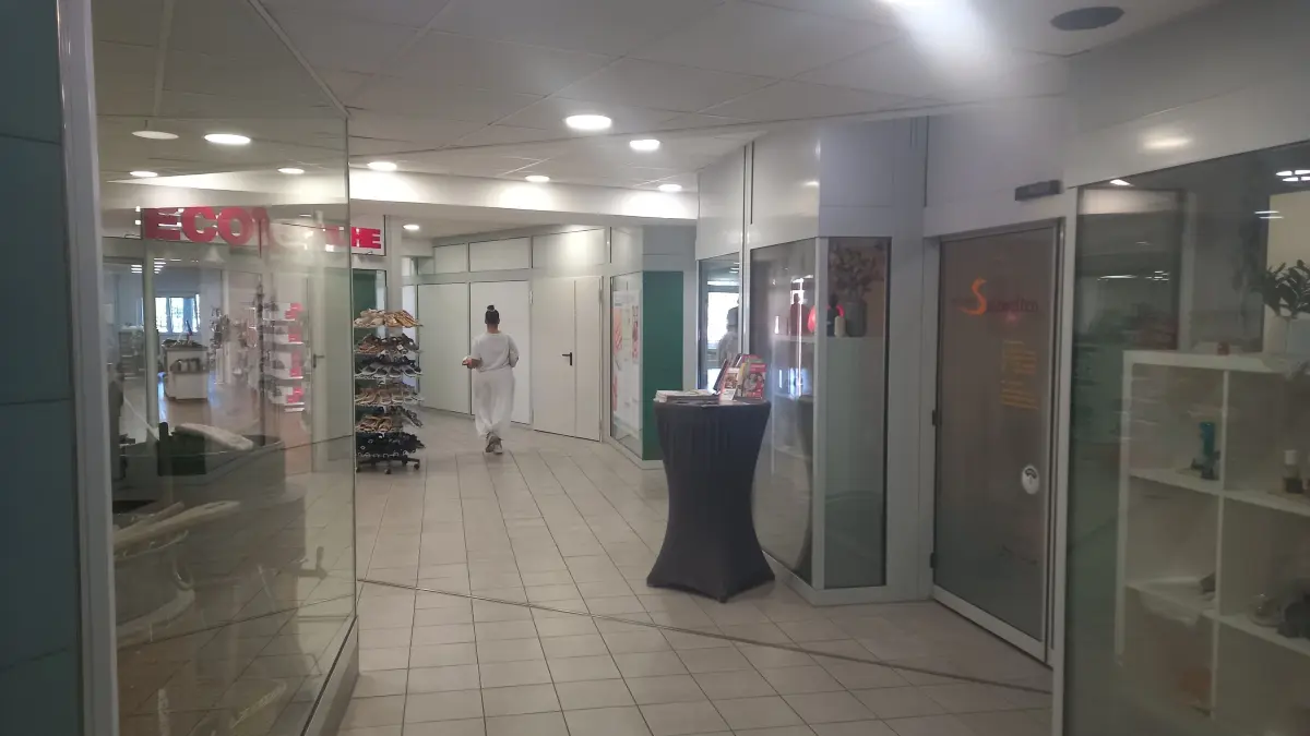In der Einkaufspassage in der Stuttgarter Straße im Centrum 30 wurde eingebrochen, der Sachschaden ist hoch.