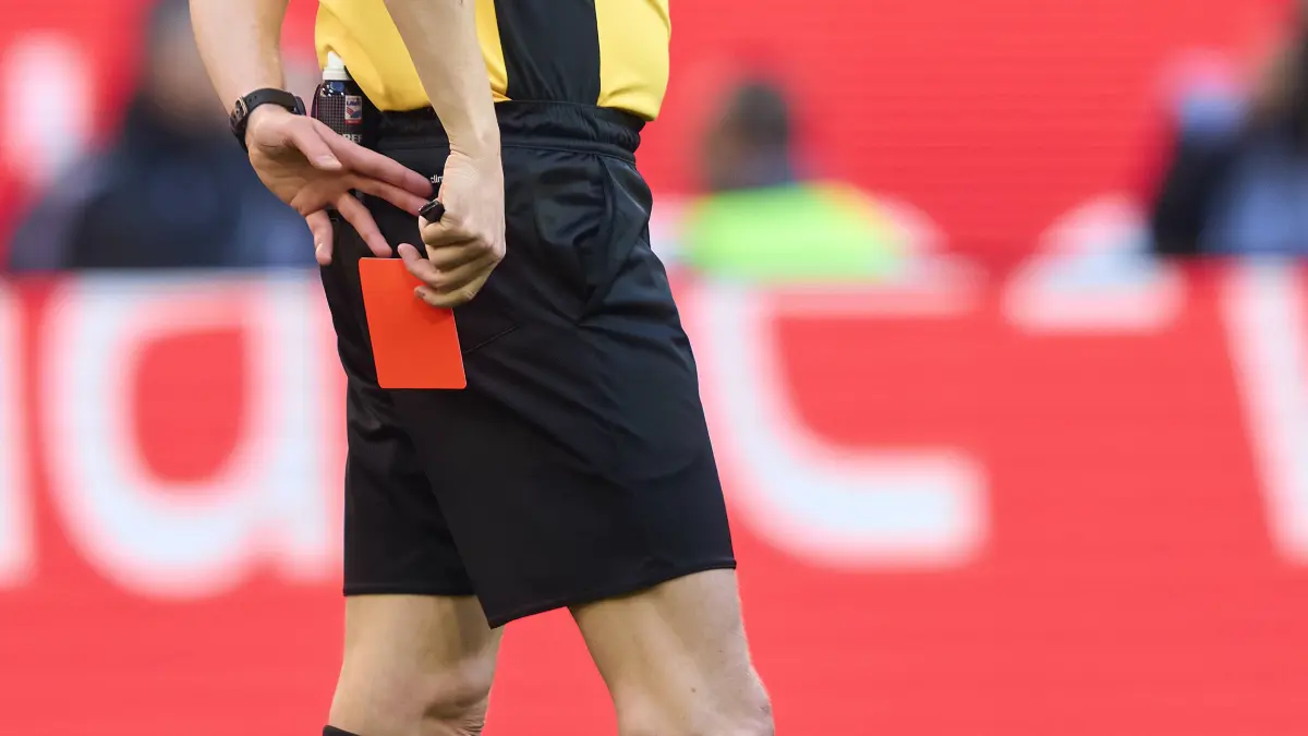 referee Christian Dingert shows red card to Joao Palhinha, FCB 16 in the match FC BAYERN MUENCHEN - VFL BOCHUM 2-3 on Mar 8, 2025 in München, Germany. Season 2024/2025, 1.Bundesliga, FCB,, München, matchday 25, 25.Spieltag
