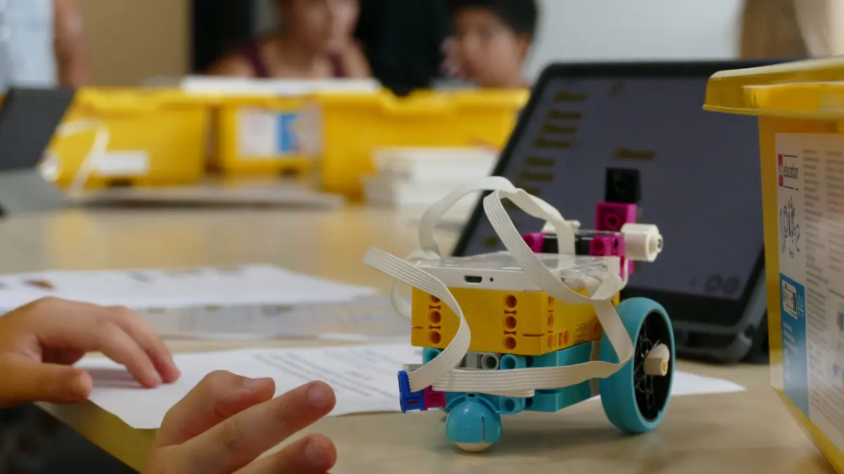 Beim Mechatronik-Kurs der LE-Mint Academy lernen Kinder spielerisch zu programieren.