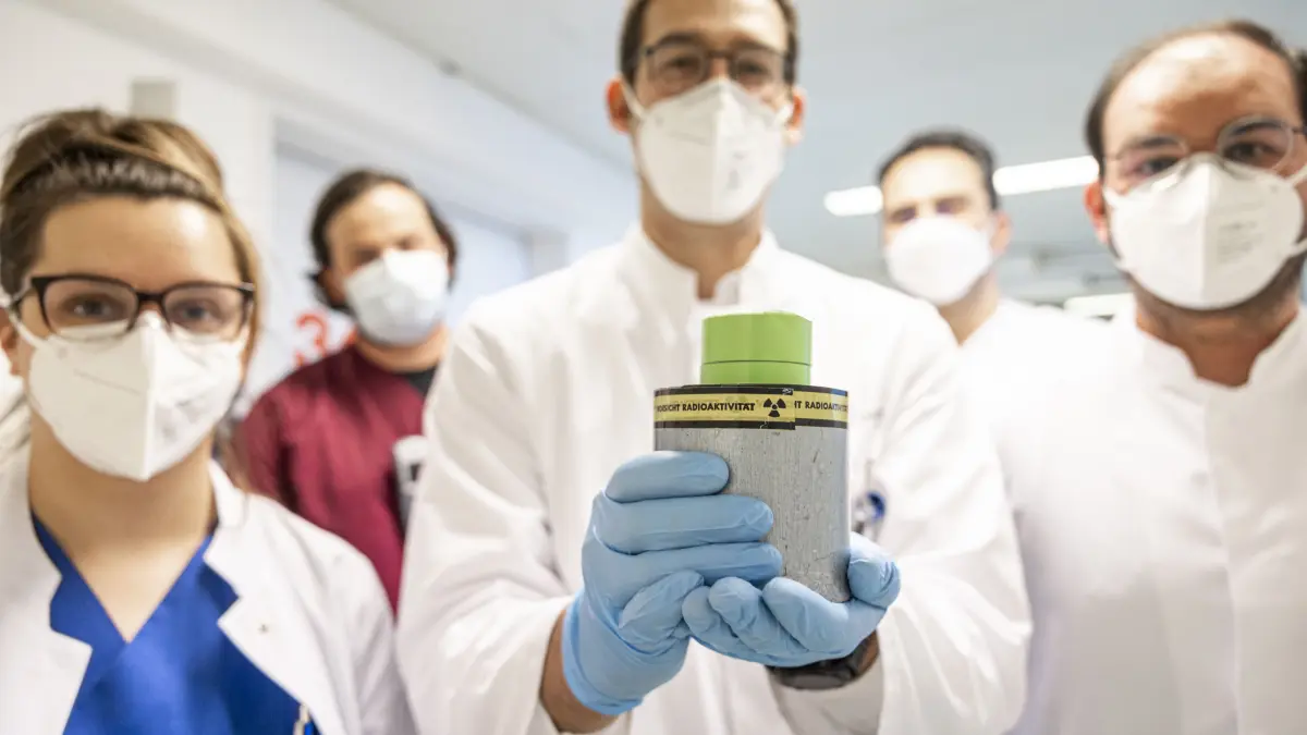 Die Therapie findet den Tumor: Lutetium-177 transportiert Strahlung direkt in die Krebszelle, gesundes Gewebe bleibt weitgehend verschont.