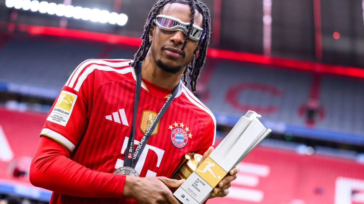 Michael Olise: ARCHIV - 16.05.2026, Bayern, München: Fußball, Männer: Bundesliga, Bayern München - 1. FC Köln, 34. Spieltag, Allianz Arena. Michael Olise (Bayern München) mit der Trophäe für den "Spieler der Saison". (zu dpa: «Dreesen über Olise-Spekulationen: «Natürlich» bleibt er») Foto: Tom Weller/dpa +++ dpa-Bildfunk +++