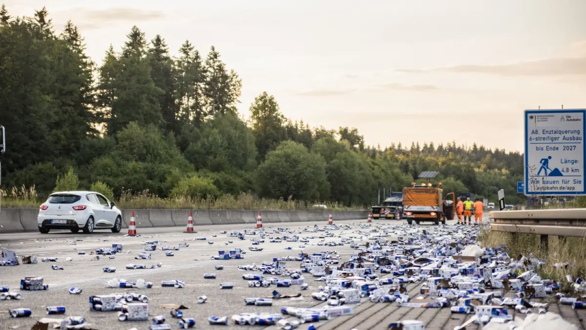 Am Montagabend verlor ein LKW seine Ladung auf der Autobahn zwischen Heimsheim und Pforzheim-Sued. Vermutlich aufgrund nicht richtiger Ladungssicherung. Verrutschten die mit Red Bull beladenen Paletten auf dem LKW. Eine noch unbekannte mege verlor er daruf hin auf der A8 zwischen Heimsheim und Pforzheim-Sued.