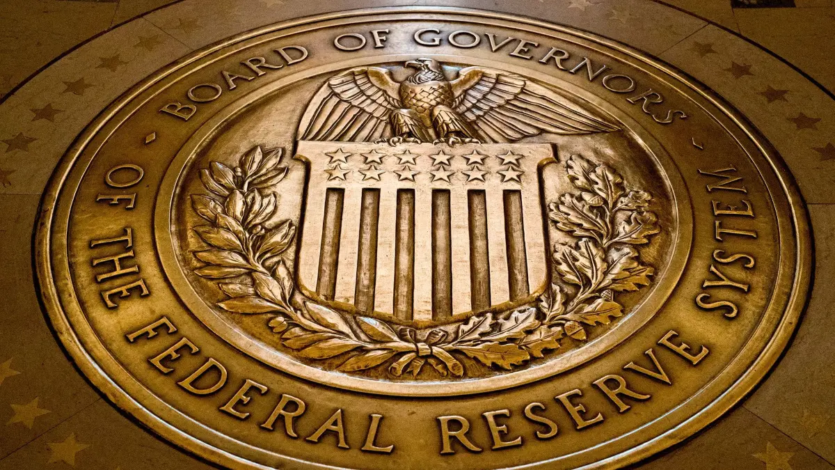 US-Notenbank Fed: ARCHIV - 05.02.2018, USA, Washington: Das Siegel des Gouverneursrats des Federal Reserve Systems der USA ist auf dem Boden des Marriner S. Eccles Federal Reserve Board Building zu sehen. (zu dpa: «Fed-Chef Warsh vor zweitem Zinsentscheid: Zinspause erwartet») Foto: Andrew Harnik/AP/dpa +++ dpa-Bildfunk +++