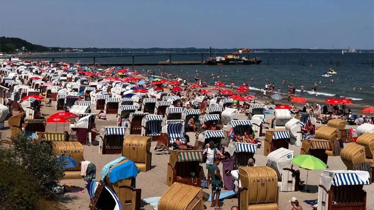 Bei schönstem Sommerwetter genießen zahlreiche Urlauber die Strände der Ostsee – wie hier am Timmendorfer Strand in Schleswig-Holstein. Doch im Meerwasser droht Gefahr.