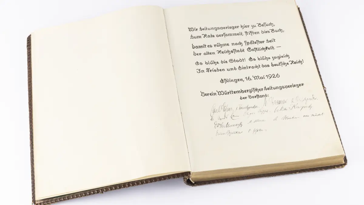 Das erste Goldene Buch der Stadt Esslingen: Während der Weimarer Zeit und der NS-Diktatur wurden Einträge unterschiedlicher Qualität hineingeschrieben.