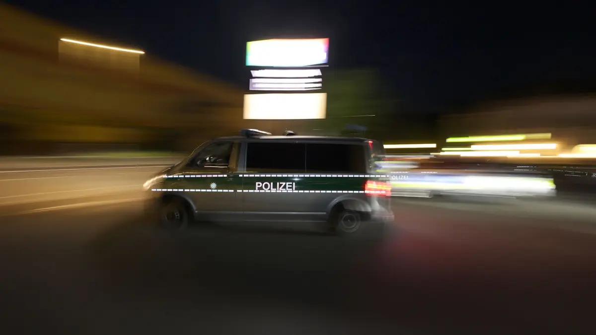 Polizei: ARCHIV - 14.07.2026, Bayern, Würzburg: Ein Polizeiauto fährt zum Einsatz. (zu dpa: «Frau zeigt Hitlergruß im Bus») Foto: Karl-Josef Hildenbrand/dpa +++ dpa-Bildfunk +++