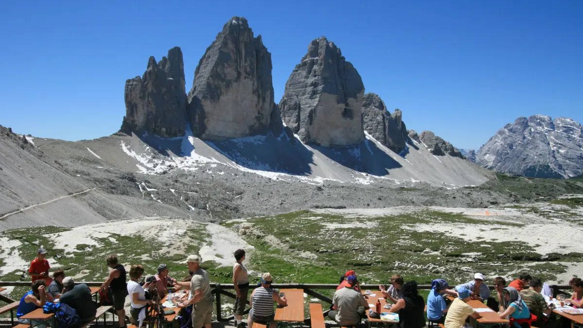 Oben angekommen: Auf der Drei-Zinnen-Hütte können Wanderer sich ihre verdiente Pause gönnen. (Symbolbild)