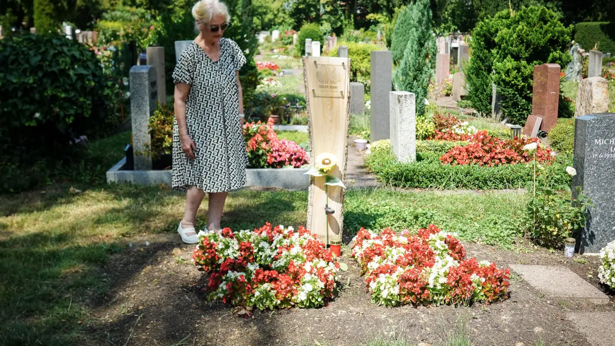 Christa Maria Eckhardt am Grab ihres Mannes auf dem Alten Friedhof in Vaihingen. Vier Tage nach der Pflanzung wurde der Rosenstock gestohlen: Christa Maria Eckhardt am Grab ihres Mannes auf dem Alten Friedhof in Vaihingen. Vier Tage nach der Pflanzung wurde der Rosenstock gestohlen