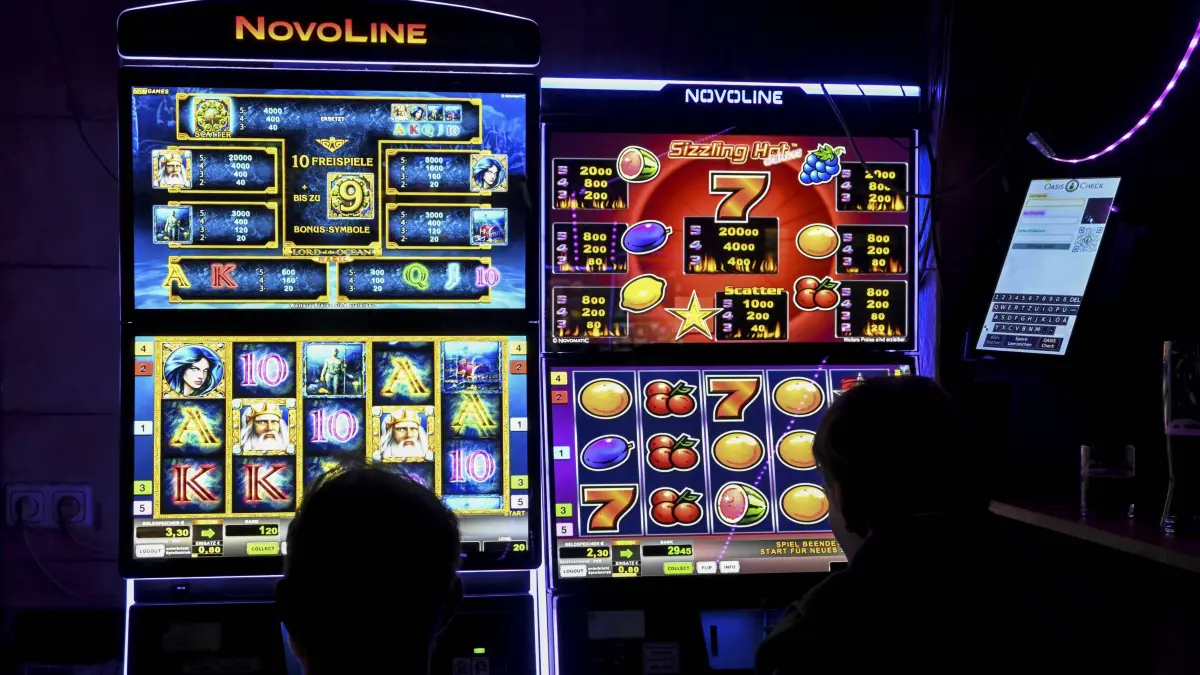 Gäste einer Kneipe vor Spielautomaten, München, Bayern, Deutschland Guests at a pub in front of slot machines, Munich, Bavaria, Germany Copyright: imageBROKER/FabianxvonxPoser iblfvp15493348.jpg Bitte beachten Sie die gesetzlichen Bestimmungen des deutschen Urheberrechtes hinsichtlich der Namensnennung des Fotografen im direkten Umfeld der Veröffentlichung