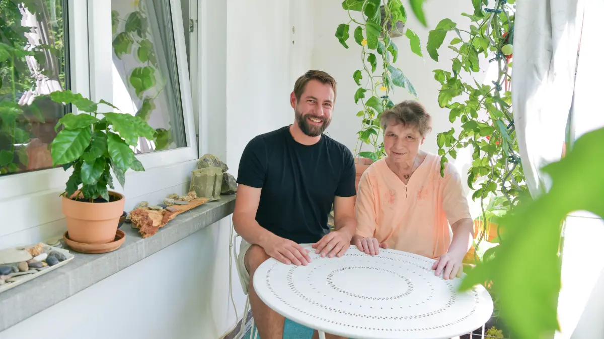 Eine besondere WG: Stuttgart, Eine besondere WG: Frau Bauer (67 Jahre) und Herr Legner (39 Jahre) teilen sich seit wenigen Monaten eine Wohnung am Feuersee. Gefunden haben sie sich über das Stuttgarter Sozialamt, das Wohnpartnerschaften vermittelt. Wie sieht das Zusammenleben aus? Wir bekommen einen Einblick.
Gutenbergstr. 39, Nähe Feuersee.
Jörg Günther (Kopfbild) vom Sozialamt wird auch dabei sein.