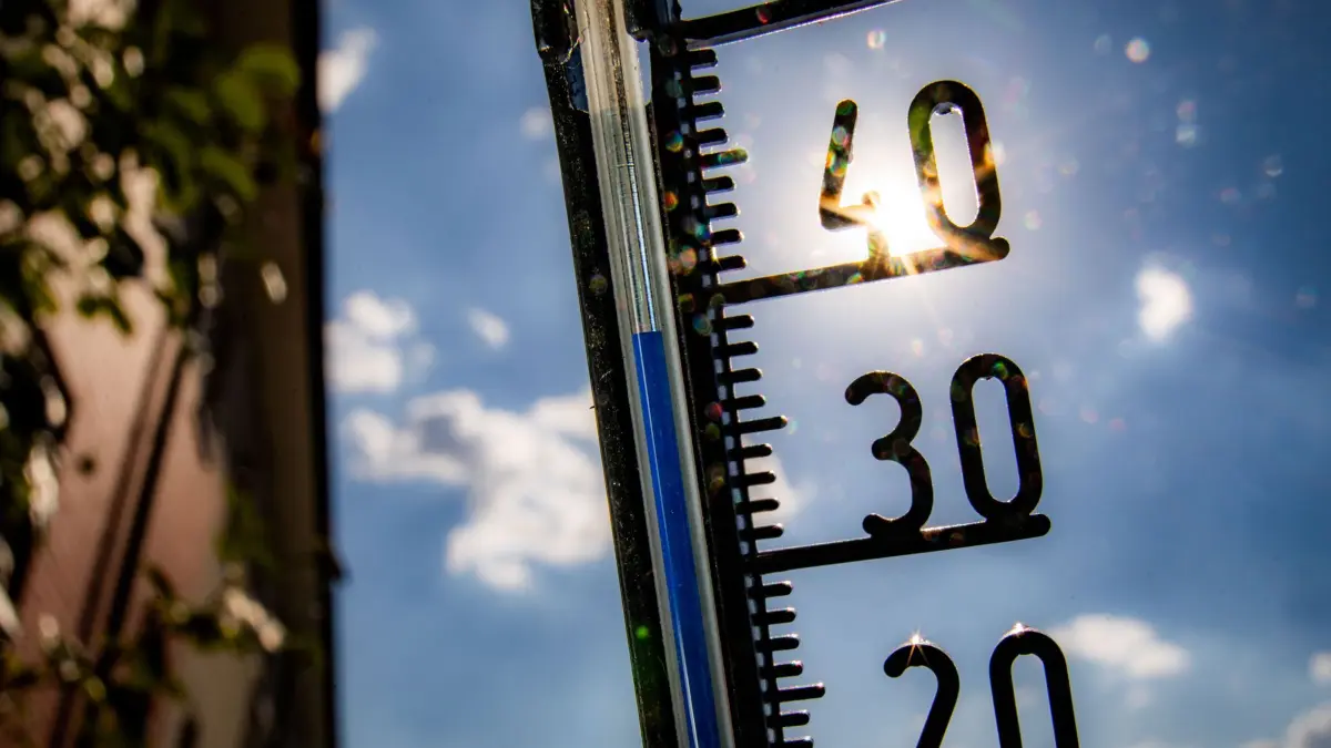 Hitze: ARCHIV - 26.07.2018, Hessen, Frankfurt/Main: ILLUSTRATION - Ein Thermometer nähert sich der 40-Grad-Marke. H (zu dpa: «Krankenkasse: Mehr Menschen melden sich wegen Hitze krank») Foto: Frank Rumpenhorst/dpa +++ dpa-Bildfunk +++