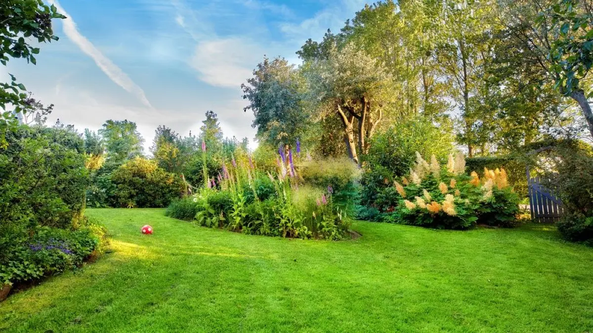 Rasen, Hecken, Blühpflanzen: Der Garten muss auf längere Abwesenheiten richtig vorbereitet werden.