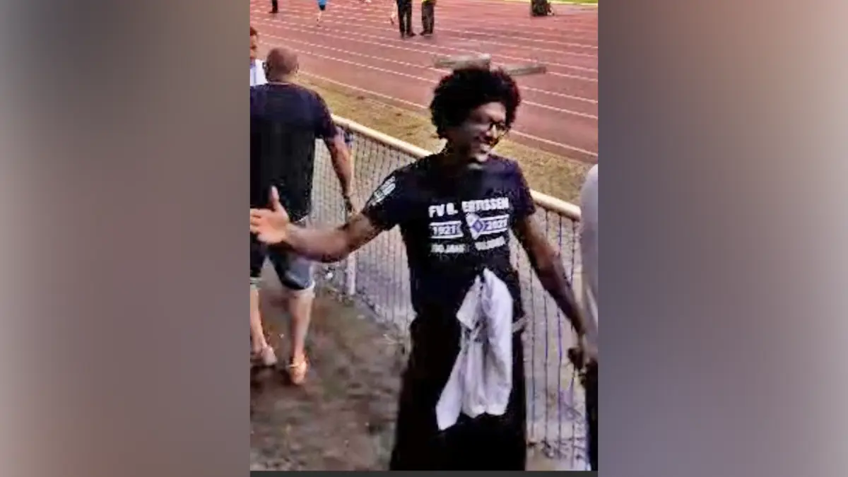 Nach diesem Tatverdächtigen sucht die Polizei. Der Mann soll einen anderen nach einem Fußballspiel in Illertissen schwer verletzt haben.
