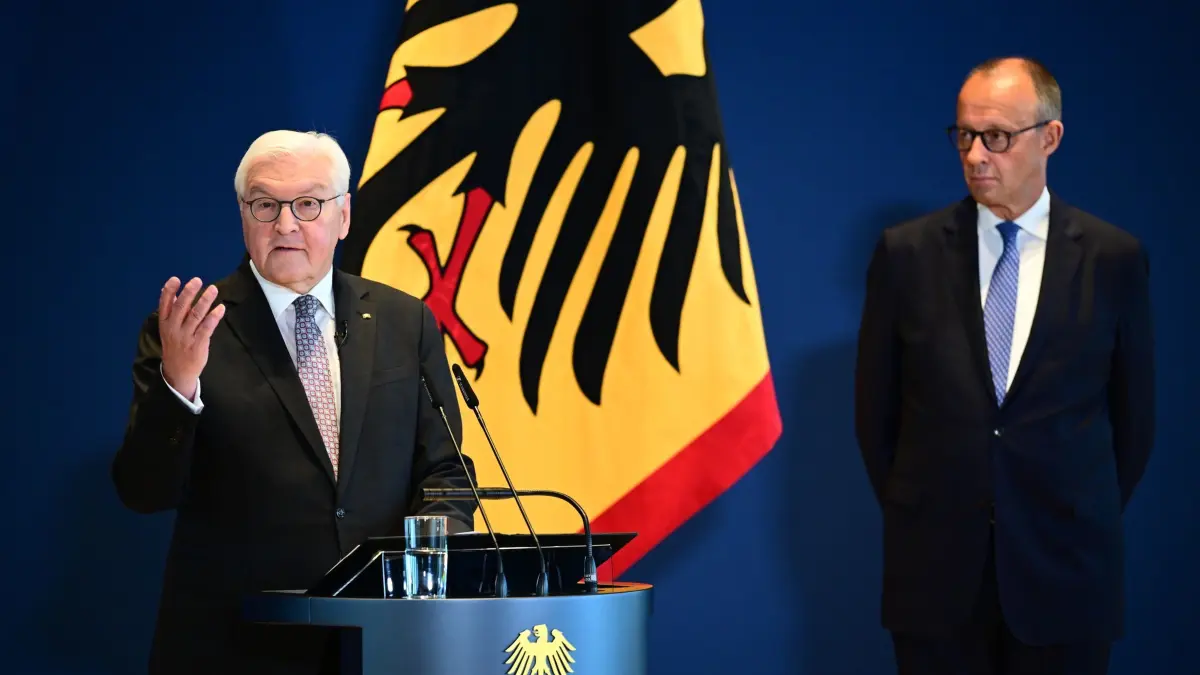 Kabinettsumbildung: 29.07.2026, Berlin: Frank-Walter Steinmeier (SPD, l), Bundespräsident, und Friedrich Merz (CDU), Bundeskanzler, während der Ernennung und Entlassung von Mitgliedern der Bundesregierung. Foto: Sebastian Gollnow/dpa +++ dpa-Bildfunk +++