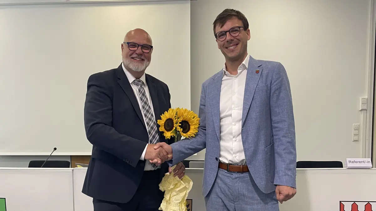Bürgermeister Christian Walter (rechts) gratuliert Jürgen Katz zur Wiederwahl.