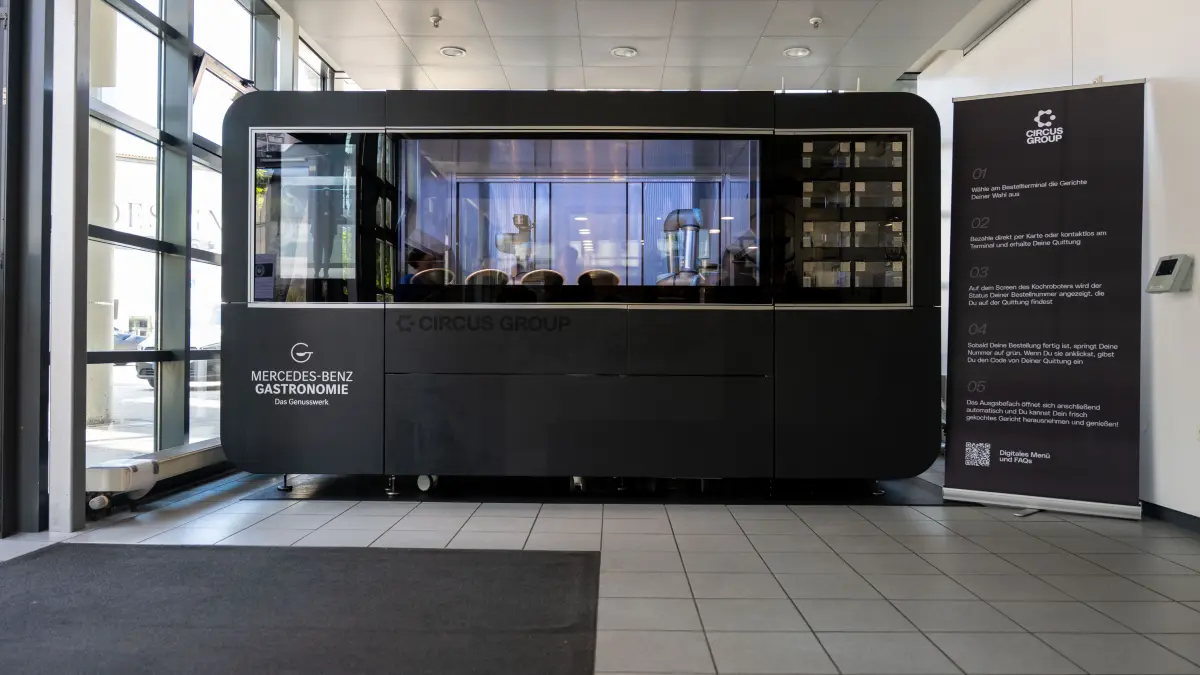 Mercedes-Benz erprobt die KI-Roboterküche im Entwicklunsgbereich des Werks in Sindelfingen.