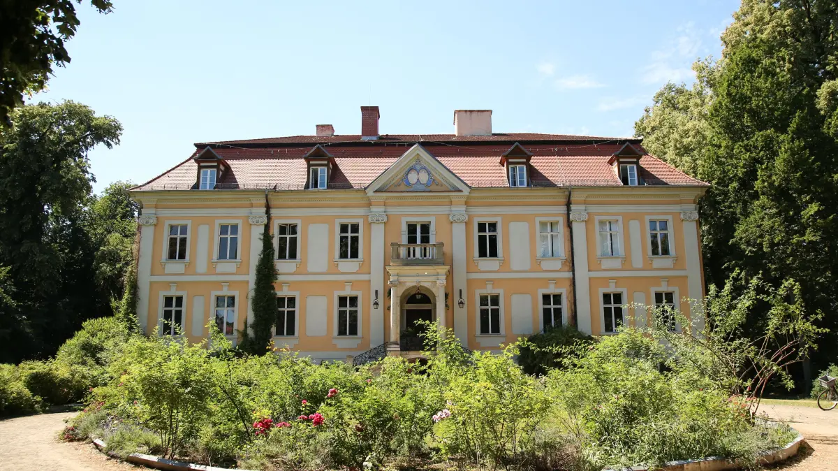 Das Historische Schloss Stülpe in der Mittagssonne. Erbaut wurde das Schloss 1754 von Adam Ernst II. von Rochow.