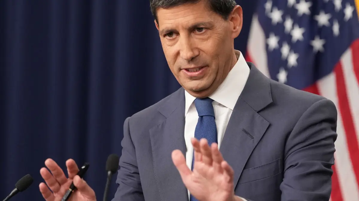 Chef der Federal Reserve Warsh: 29.07.2026, USA, Washington: Kevin Warsh, Präsident der Federal Reserve (FED), spricht auf einer Pressekonferenz in der Federal Reserve. Foto: Mark Schiefelbein/AP/dpa +++ dpa-Bildfunk +++