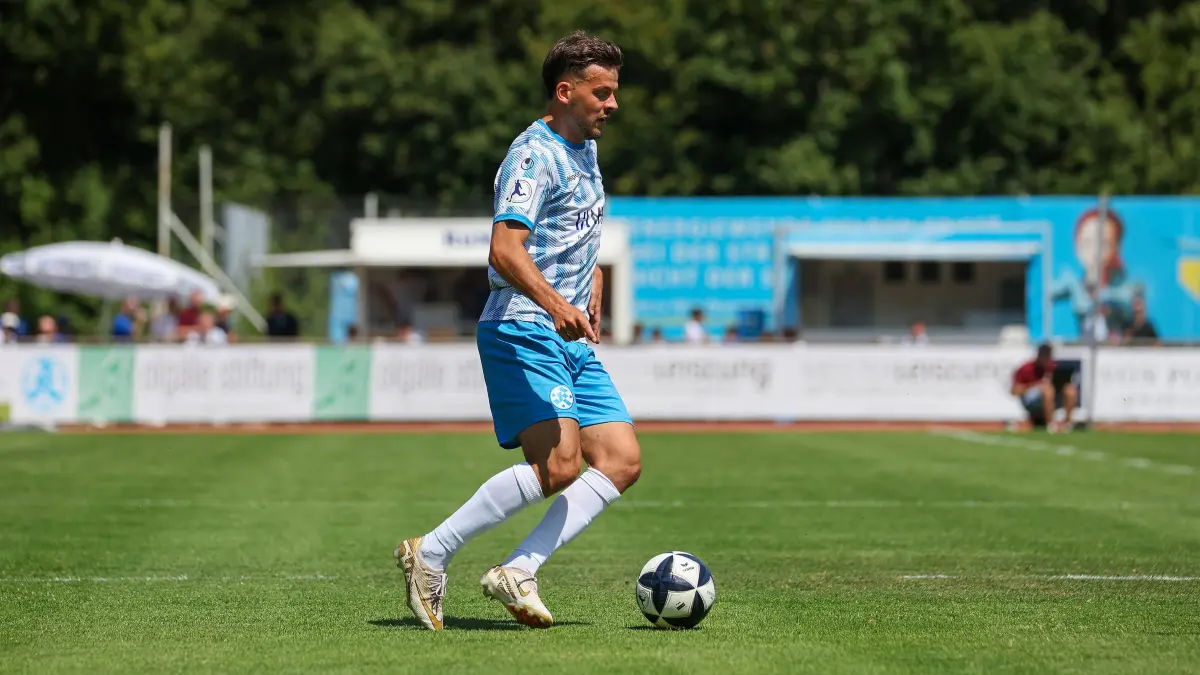 2026.07.25, Deutschland, Stuttgart, Fußball SV Stuttgarter Kickers vs. SSV Jahn Regensburg, Yannick Glessing Kickers *** July 25, 2026, Germany, Stuttgart, Soccer: SV Stuttgarter Kickers vs. SSV Jahn Regensburg, Yannick Glessing Kickers