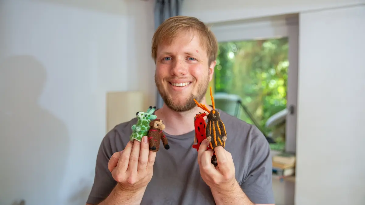 foto: Roberto Bulgrin
29. 07. 2026
Esslingen, Johannes Faller ist Inhaber der Kaffeemarke Fabula. Jede seiner Kaffeesorten ist verkörpert in einem Fabelwesen, das den Charakter des Kaffees beschreiben soll