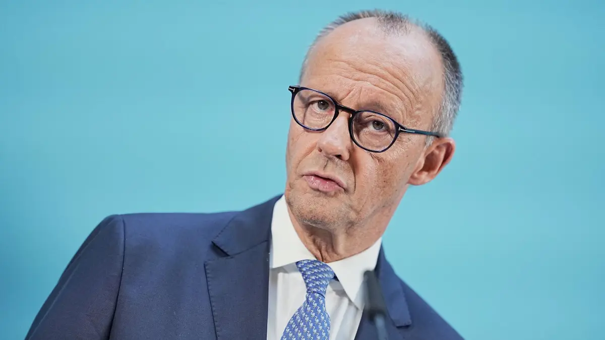 Fraktionssitzung der CDU: 29.07.2026, Berlin: Bundeskanzler Friedrich Merz (CDU) spricht bei einer Pressekonferenz nach einer Sondersitzung der CDU/CSU-Bundestagsfraktion zur Wahl des Fraktionsvorsitzenden. Foto: Michael Kappeler/dpa +++ dpa-Bildfunk +++