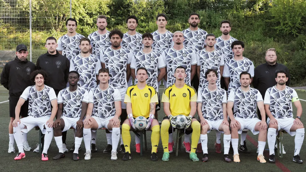 Fußball, Fussball, Landesliga, ASV Botnang: Fußball, Fussball, Landesliga, ASV Botnang, Mannschaft, Mannschaftsfoto, vlnr. oben: Yassine Arich, Marco Hörner, Ilyasse Hibaoui, Marouan Abarriche, Dany Abdul-Karim, Colin Schmidt, mitte: Co-Trainer Alessandro Russo, Torwart Trainer Robin Fast, Michael Höschele, Will Chinedu Ugarkovic, Dominik Zagrovic, Edison Qenaj, Yasir Aouini, Georgios Parlapanis, Trainer Alexander Schweizer, unten: Darwan Hassan, Christ Amoah-Ampofo, Mateo Prajo, Yannick Schuster, Julian Velickov, Patrick Lehmann, Daniel Schweizer, Mirlind Kamberi
Fotograf: Günter E. Bergmann - Photography
Aufnahmedatum: 28.07.2026