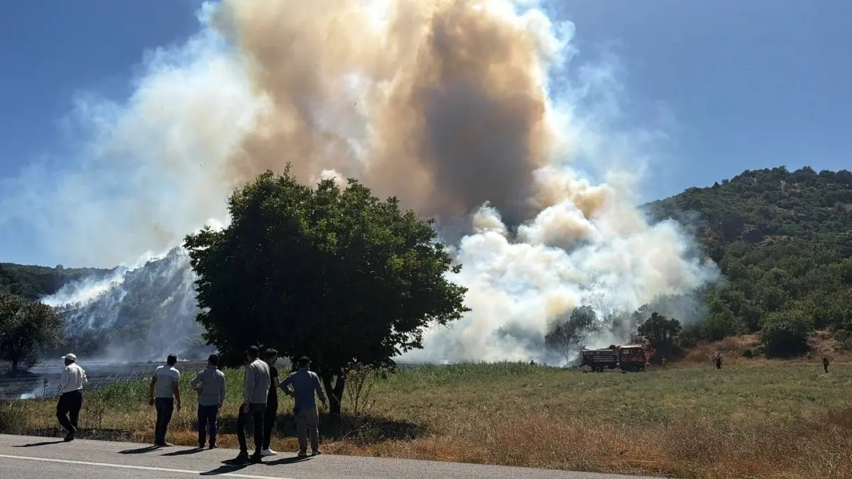 Firefighting efforts continue in Turkiye's Kutahya: Firefighting efforts continue in Turkiye s Kutahya KUTAHYA, TURKIYE - JULY 29: Smoke rises from the fire area while firefighters and Turkish General Directorate of Forestry teams continue their efforts to extinguish the fire that broke out in the forest area from air and land in the Domanic district of Kutahya, Turkiye on July 29, 2026. Serdar Yigit / Anadolu Kutahya Turkey. Editorial use only. Please get in touch for any other usage. PUBLICATIONxNOTxINxTURxUSAxCANxUKxJPNxITAxFRAxAUSxESPxBELxKORxRSAxHKGxNZL Copyright: x2026xAnadoluxSerdarxYigitx