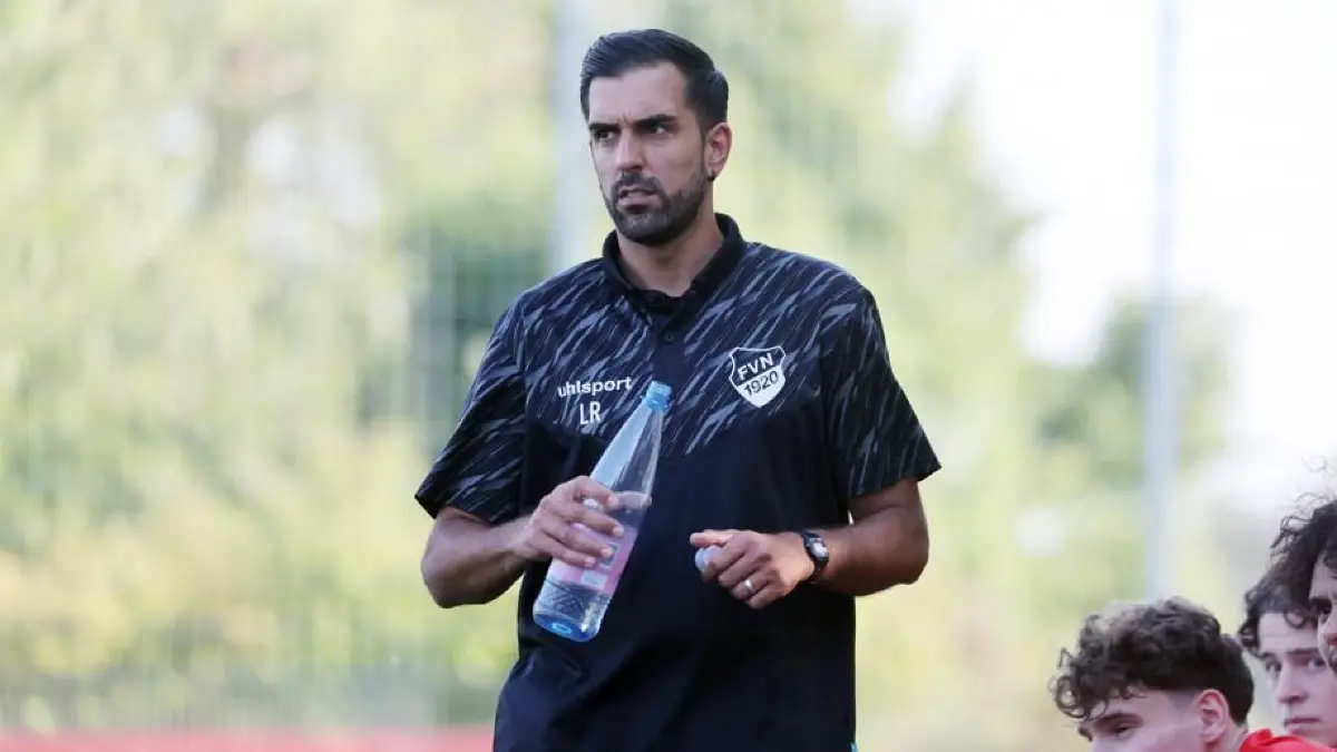 Auch ein Trainer muss sich erfrischen: Luis Rodrigues am Spielfeldrand in Ruit.